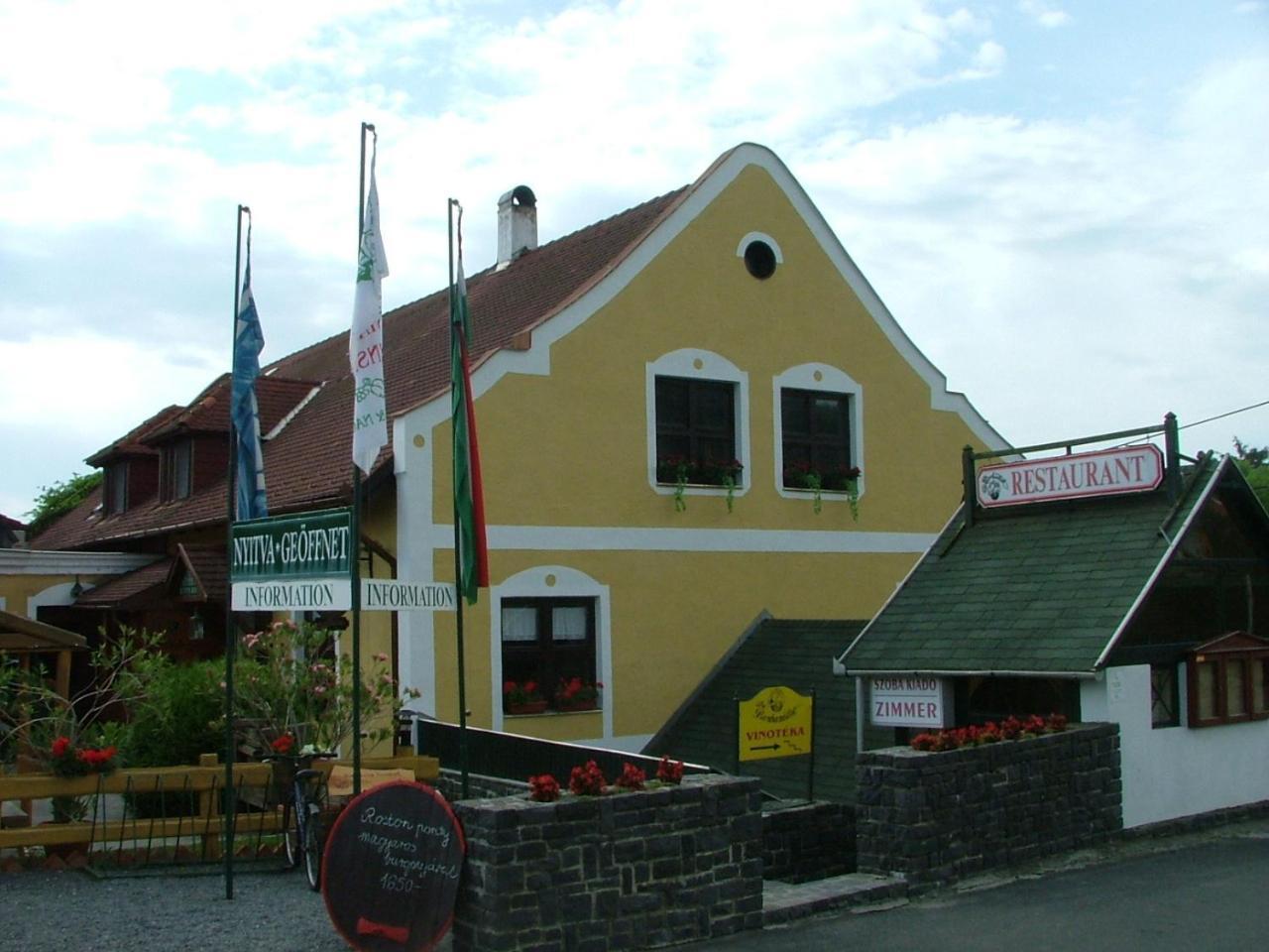 Borbaratok Panzio Hotel Badacsonytomaj Exterior foto